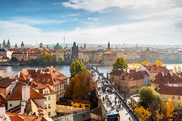 Panoramablick über Prag an einem sonnigen Herbstmorgen mit Karslbrücke, Altstadt und Moldau Fluss, Tschechien