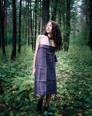 Naklejka premium young woman in forest