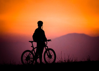 Obraz premium biker silhouette watching the sunset