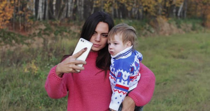 Girl with son makes selfie