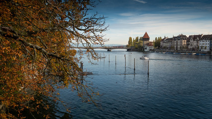 Fototapeta premium Herbststimmung am Rhein in der Universitäts-Stadt Konstanz