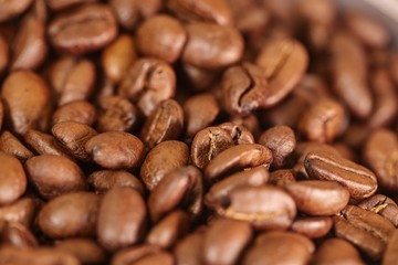 Naklejka premium Roasted coffee beans in a pile