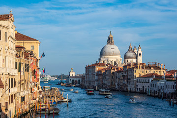 Fototapeta premium Blick auf die Kirche Santa Maria della Salute in Venedig, Italien