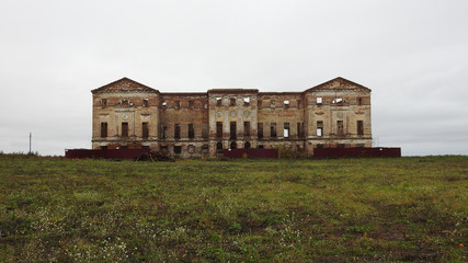 Fototapeta na wymiar Abandoned palace in Russia