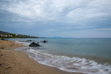 Die Küste der Ägäis in Griechenland