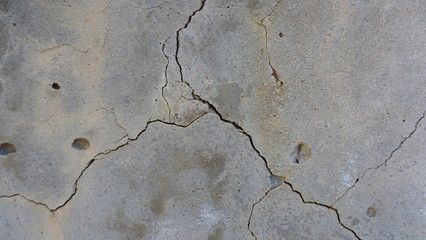 Obraz premium A crack on the concrete wall surface of a house in Los Angeles. Background image for design