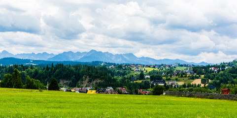 Loose housing in Podhale with the Tatra Mountains in the background.