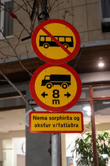 Verkehrsschild in Reykjavik verbietet die Einfhr von Bussen und LKW&acute;s ab einer Gesamtl&auml;nge von 8 Metern. / Road sign in Reykjavik 