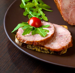 Smoked sausage with arugula and tomato
