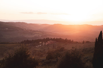 Traumhafter Sonnenuntergang mit Landschaftsidyll in der Toskana