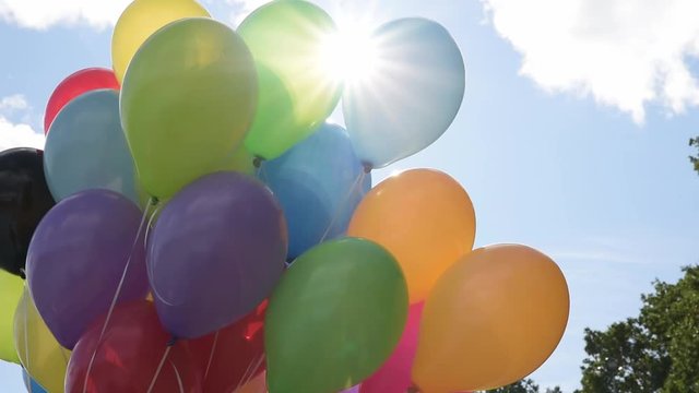 Kolorowe balony z helem na tle nieba