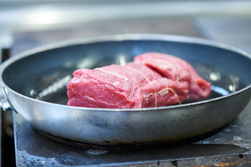 Rinderfilet in Pfanne in einer Großküche Küche im Restaurant Hotel