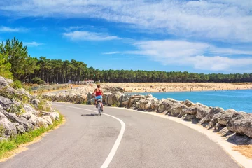 Photo sur Plexiglas Atlantic Ocean Road Paysage côtier - vue sur la côte atlantique avec une femme cycliste près de la ville de La Palmyre, région Nouvelle-Aquitaine, dans le sud-ouest de la France