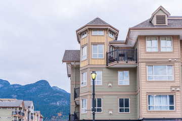 Obraz premium Houses in suburb with Spring Blossom in the north America. Luxury houses with nice white and pink coloured landscape. 