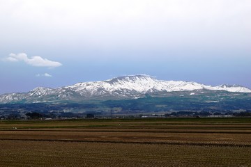 月山（がっさん）／ 山形県の中央部にあり、標高1,984mの火山です。湯殿山、羽黒山とともに出羽三山のひとつに数えられ、修験者の山岳信仰の山として知られています。日本百名山、新日本百名山、花の百名山及び新・花の百名山に選定されています。また、山麓は月山山麓湧水群として名水百選、月山行人清水の森として水源の森百選にも選定されています。