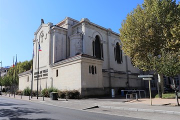 Fototapeta na wymiar Hôtel de ville de la commune de Caluire et Cuire - Département du Rhône - Ancienne Maison des Frères des Ecoles Chrétiennes