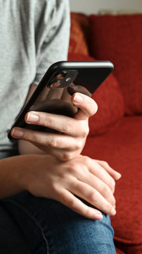 Junge Frau, M&auml;dchen oder Teen mit Handy beim online shoppen, chatten, posten, schreiben, tippen und organisieren oder dating.