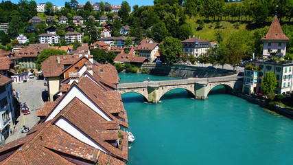 スイスの世界遺産ベルンの美しきアーレの流水　ニーデック橋からの眺め