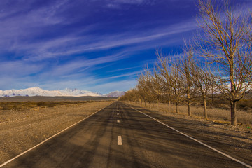 Ruta recta en línea hacia el horizone