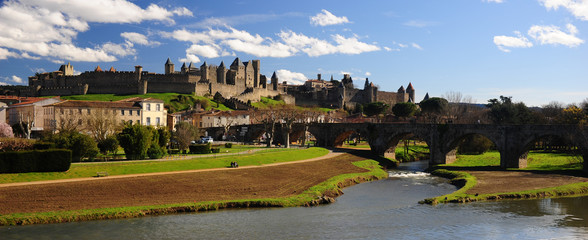Fototapeta na wymiar Panorama su la città medievale di Carcassonne, Linguadoca Rossiglione