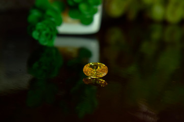 Yellow diamond It is a diamond with beautiful colors, rare and expensive for jewelry making.