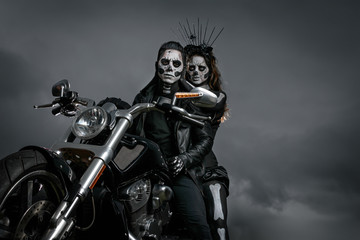 Fototapeta na wymiar Zombies yendo a fiesta de halloween en motocicleta