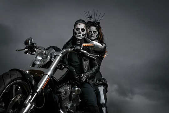 Zombies yendo a fiesta de halloween en motocicleta