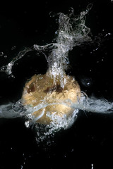 Melon or d'halloween fa&ccedil;on citrouille, plongeant dans l'eau