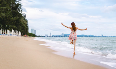Travel woman walking on beach - obrazy, fototapety, plakaty