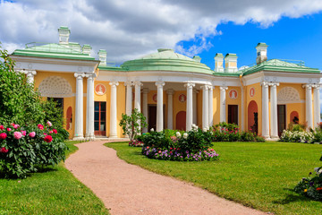 Obraz premium Cold bath pavilion with the Agate rooms in Catherine park at Tsarskoye Selo in Pushkin, Russia