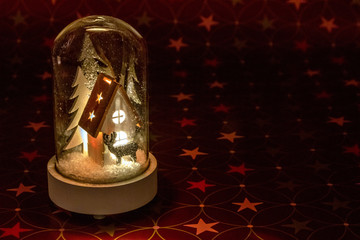 Dekorativ erleuchtetes Weihnachtshaus mit Sternen und glitzerndem Rentier erleuchtet die Adventszeit und lässt Kinderaugen strahlen mit Kerzenschein und warmem Kerzenlicht