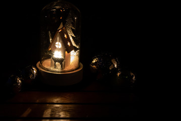 Fototapeta na wymiar Weihnachtsdekoration mit Kerzenschein, Teelicht und glänzenden Metallkugeln an Weihnachten zeigt das Fest der Liebe von seiner schönsten Seite