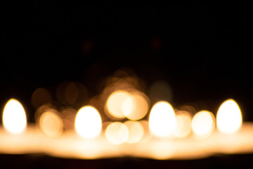Schöner Bokeh-Hintergrund mit Kerzenschein von Adventskerzen erleuchten die Dunkelheit und...