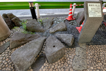 関知石と切り石