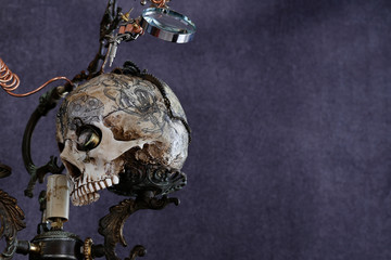 Teschio tatuato con inserti in rame e ingranaggi