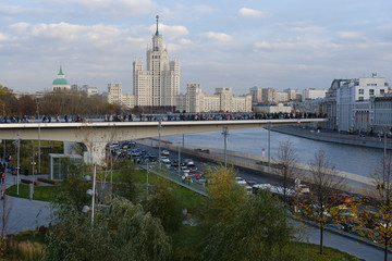 Fototapeta na wymiar Moscow. The soaring bridge in Zaryadye park