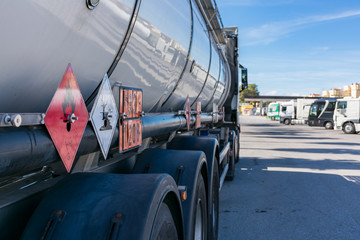 Camion cisterna de mercancias peligrosas