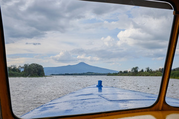 Vista de lago de Patzcuaro durante viaje en lancha