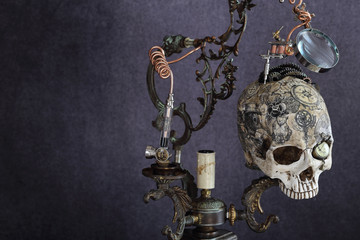 Teschio tatuato con inserti in rame e ingranaggi