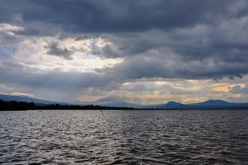Vista de lago de Patzcuaro durante viaje en lancha