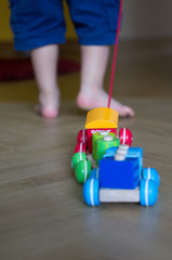 Fototapeta premium Enfant qui marche avec son train