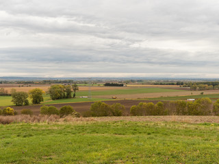 Obraz premium Paysage de France Auvergne. Plaine fertile de la Limagne bourbonnaise dans la vallée de l'Allier entre Gannat et Vichy avec vue sur la chaine des Puys