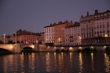 Obraz premium Vue de Lyon et ses ponts de nuit