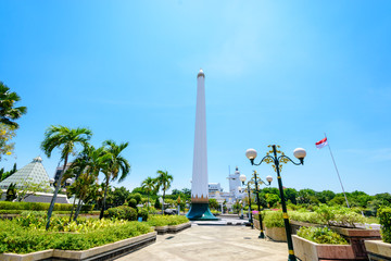 Obraz premium The Heroes Monument (Tugu Pahlawan) is the main symbol of the city, dedicated to the people who died during the Battle of Surabaya on November 10, 1945.