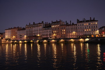 Fototapeta premium Vue de Lyon et ses ponts de nuit