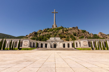 Vista general de la entrada a la basílica en el Valle de los caídos