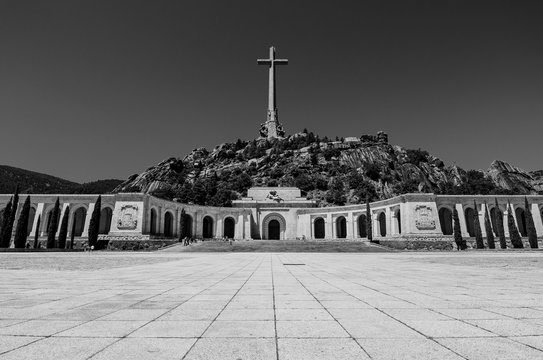 Vista general de la entrada a la bas&iacute;lica en el Valle de los ca&iacute;dos