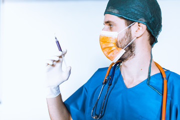 Medico chirurgo con camice blu e siringa con liquido arancione. Sfondo bianco.
