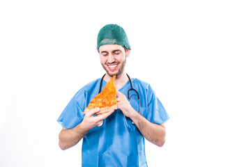 Medico chirurgo affamato italiano mangia la pizza
