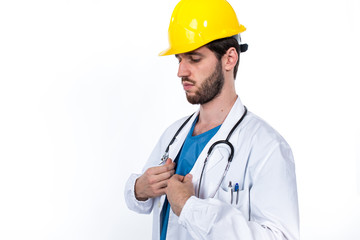 Medico sicuro con camice bianco e caschetto da operaio giallo